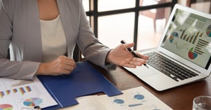 boss evaluates worker during performance review