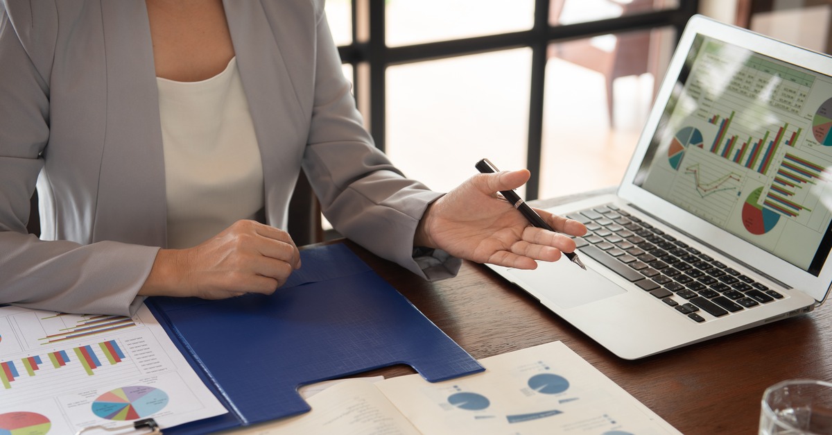 boss evaluates worker during performance review